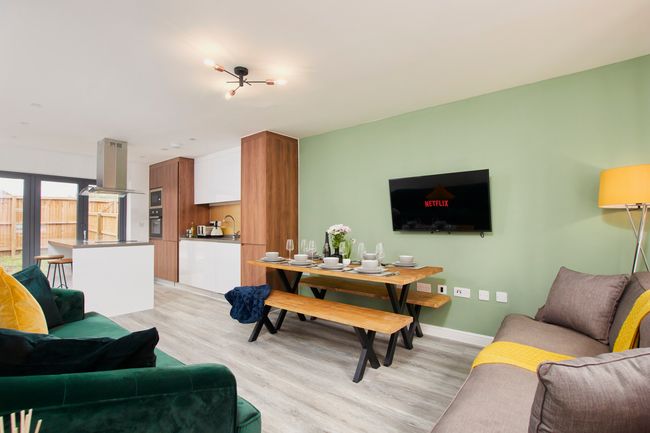 Practical 5 BR House with 7 Beds & Parking for Businesses - by PureStay - Perfect for Weekends!