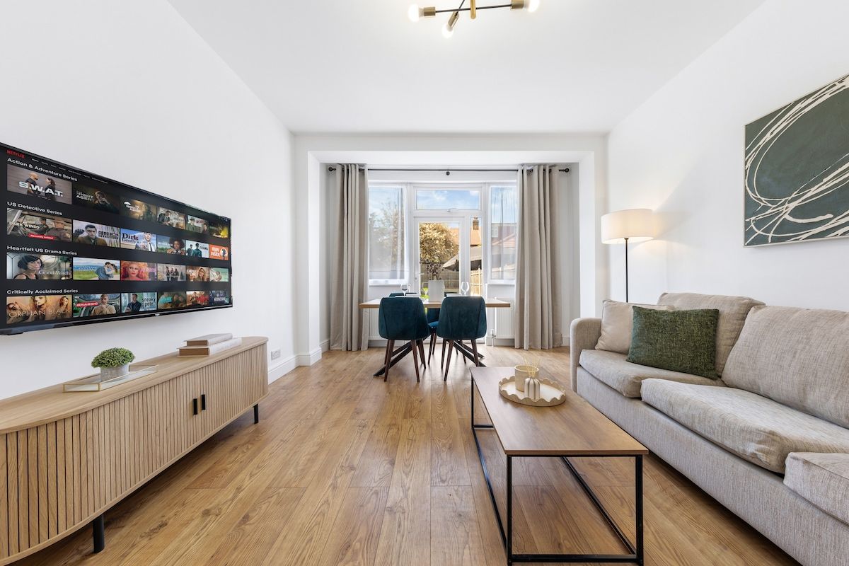 Perfect Location near Heathrow & 2 min London Tube