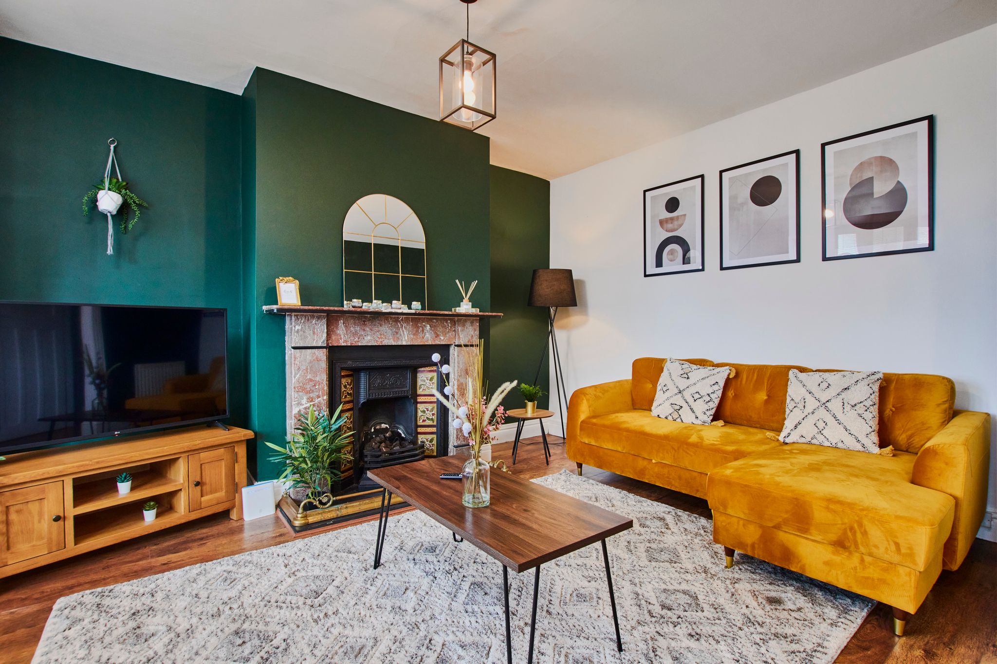 Stylish 2 Bedroom Flat - Parking