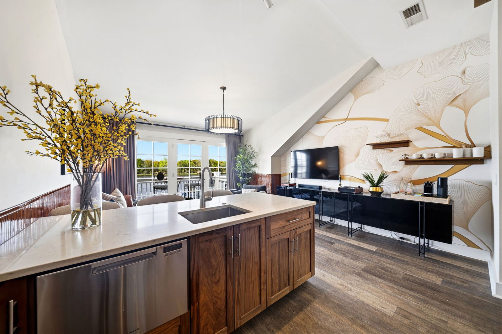 The Lantern Loft - Luxury Riverfront Downtown