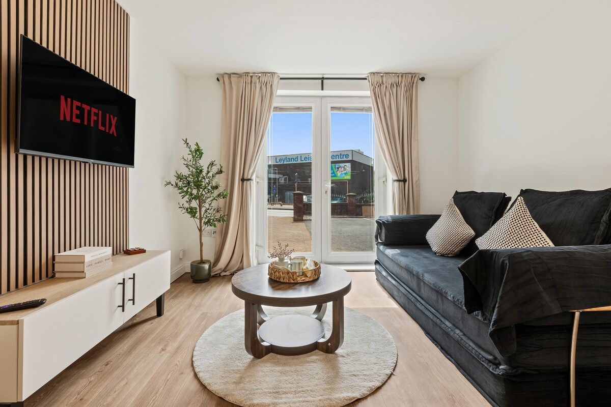 Stylish 2-Bed Flat, Leyland – Near Worden Park