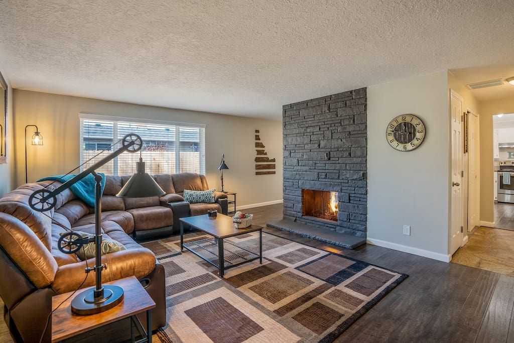 The Industrial Suite - Pet Friendly Home with Garage by Boise Fairgrounds