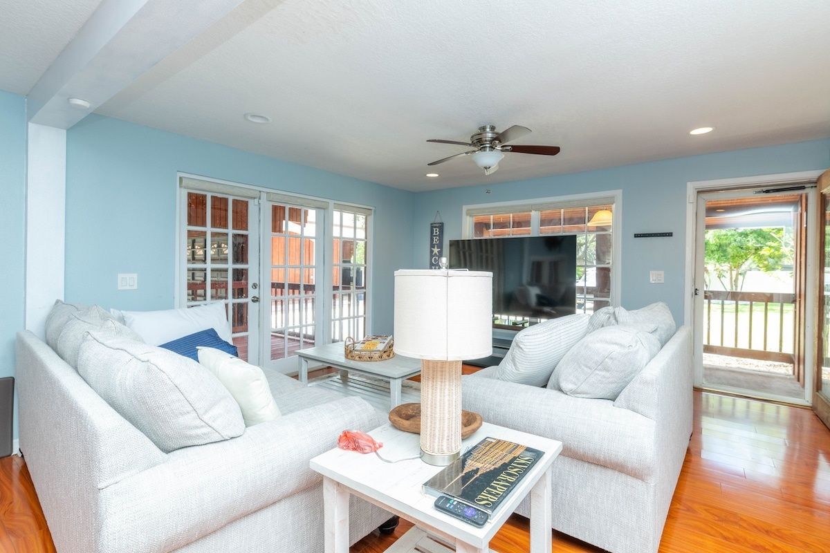 Waterfront 3BR Villa w/Pool & Dock Access