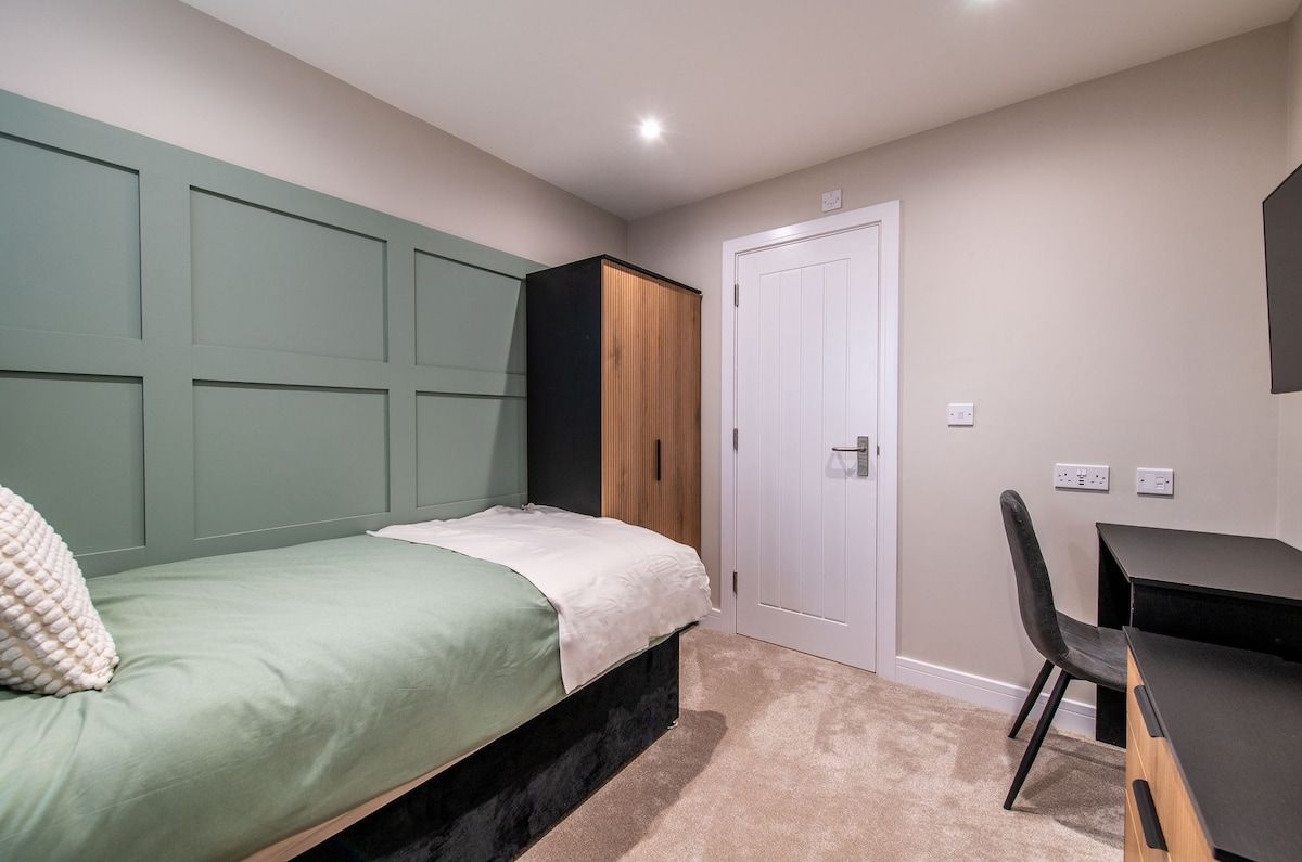 T3 Contractor Stays, TV, Workers, WIFI