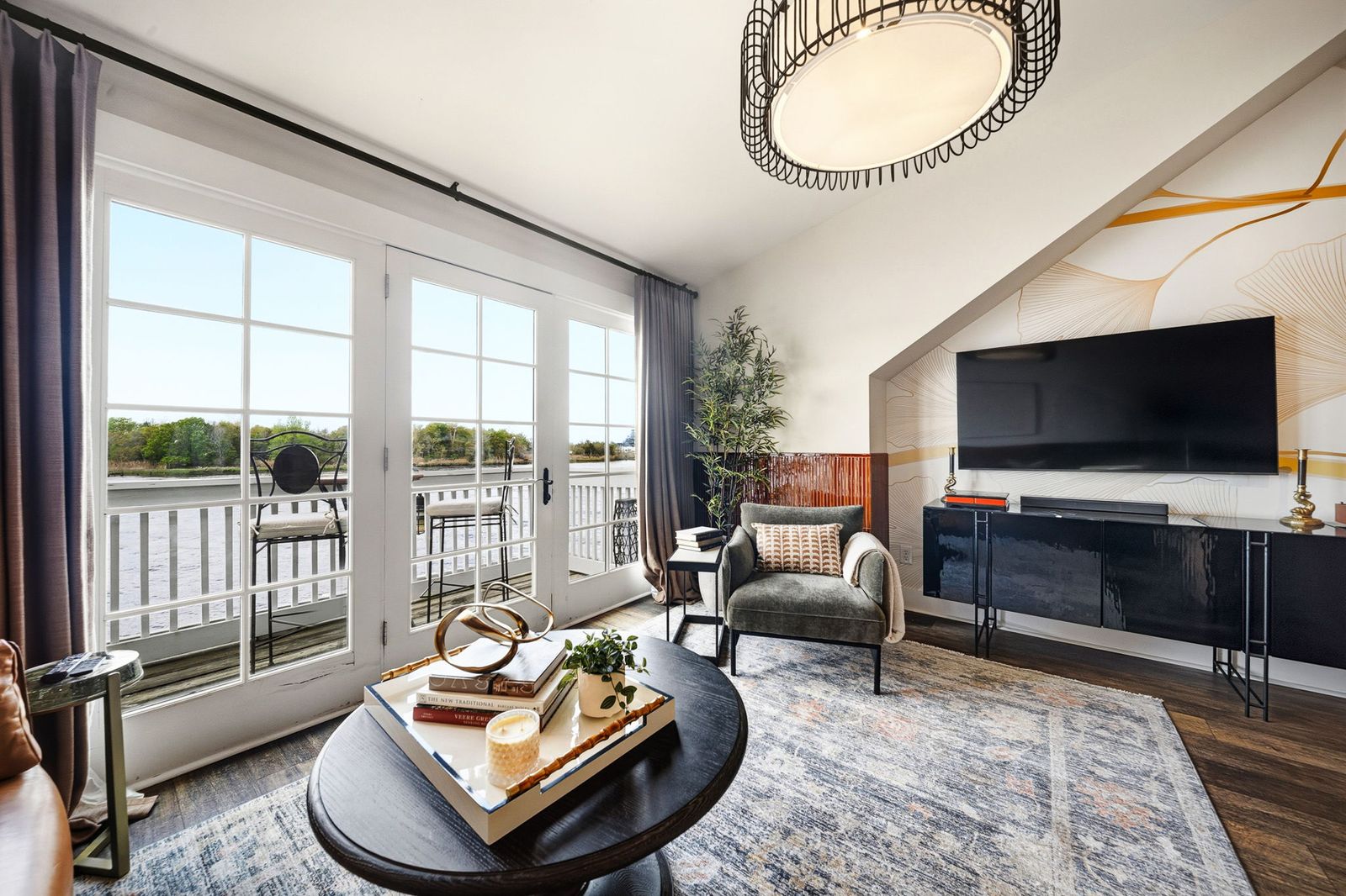 The Lantern Loft - Luxury Riverfront Downtown