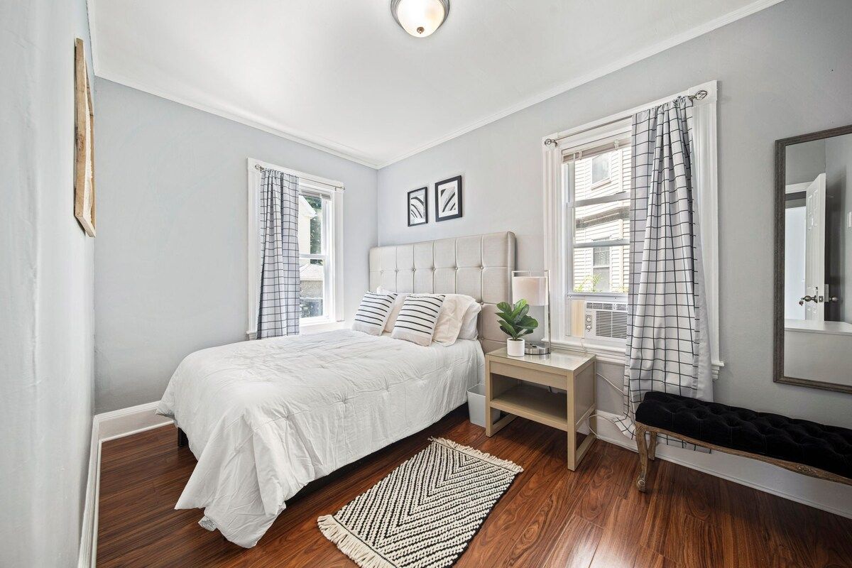 Cozy Room Near Charles River, Shops, and Dining