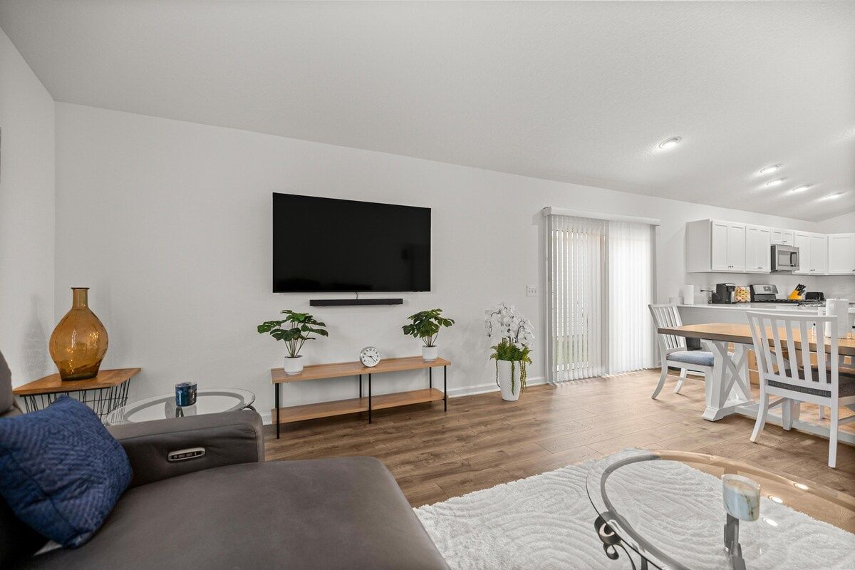 Cozy 2BR Near Eastport Sq. & Middleton | Patio — photo 8