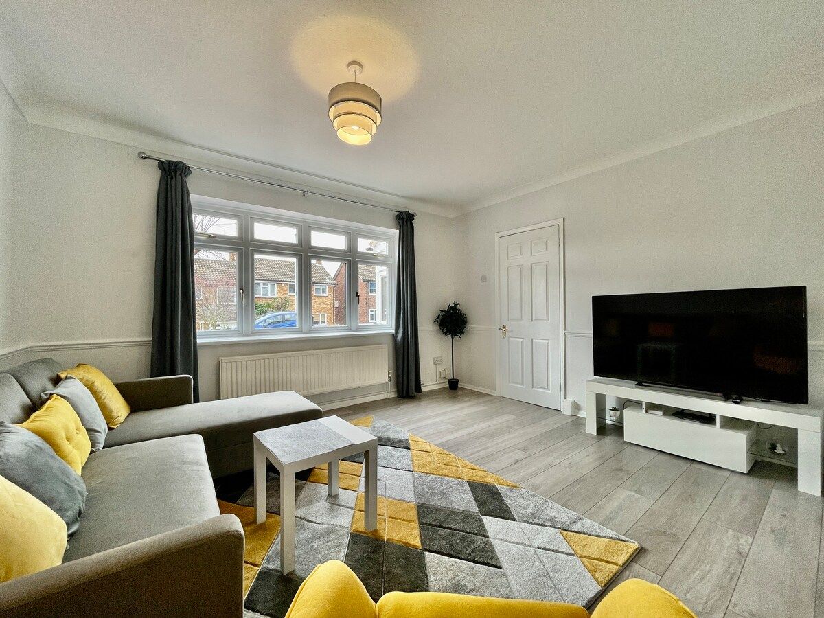 Modern 3-Bed Chigwell House with Free Parking