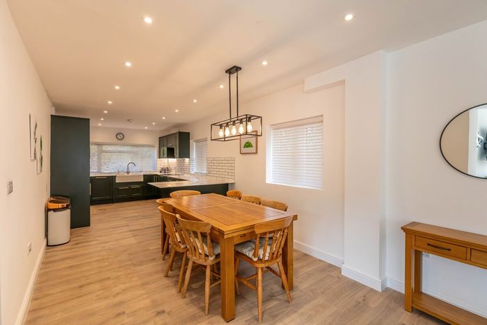 House in near Southampton, Botley: The Hideaway at Park House | Sleeps 10 | Parking, photo 4