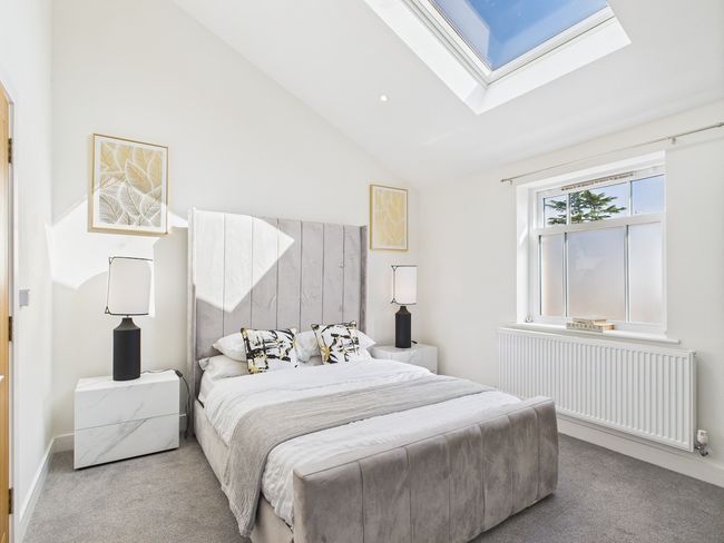 Modern Home • Walk to Town • Garden w/ Log Fire