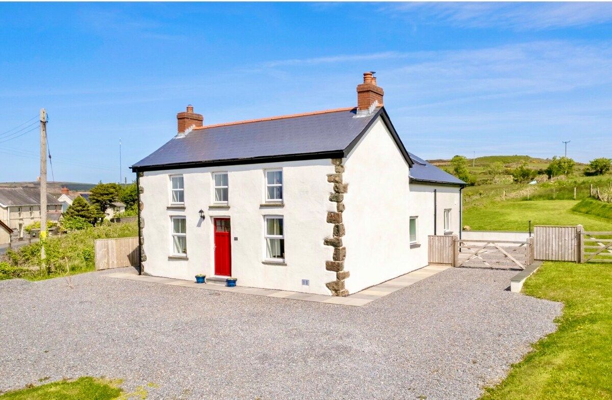 Rural Cottage, 3 beds, 3 bath, log burner, HOT TUB
