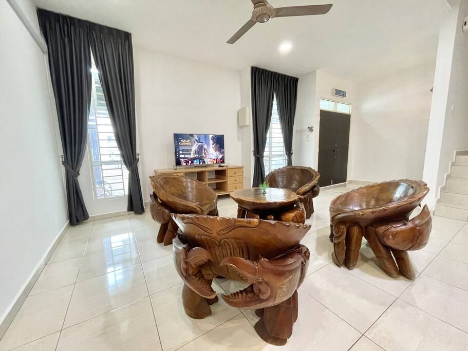 A Cheerful 4BR Home II/ 5mins to shops & mall