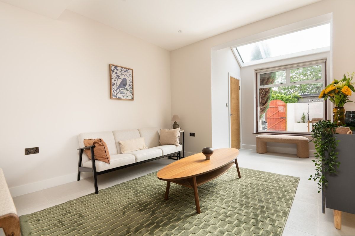New, Modern House by Oxford Train Station