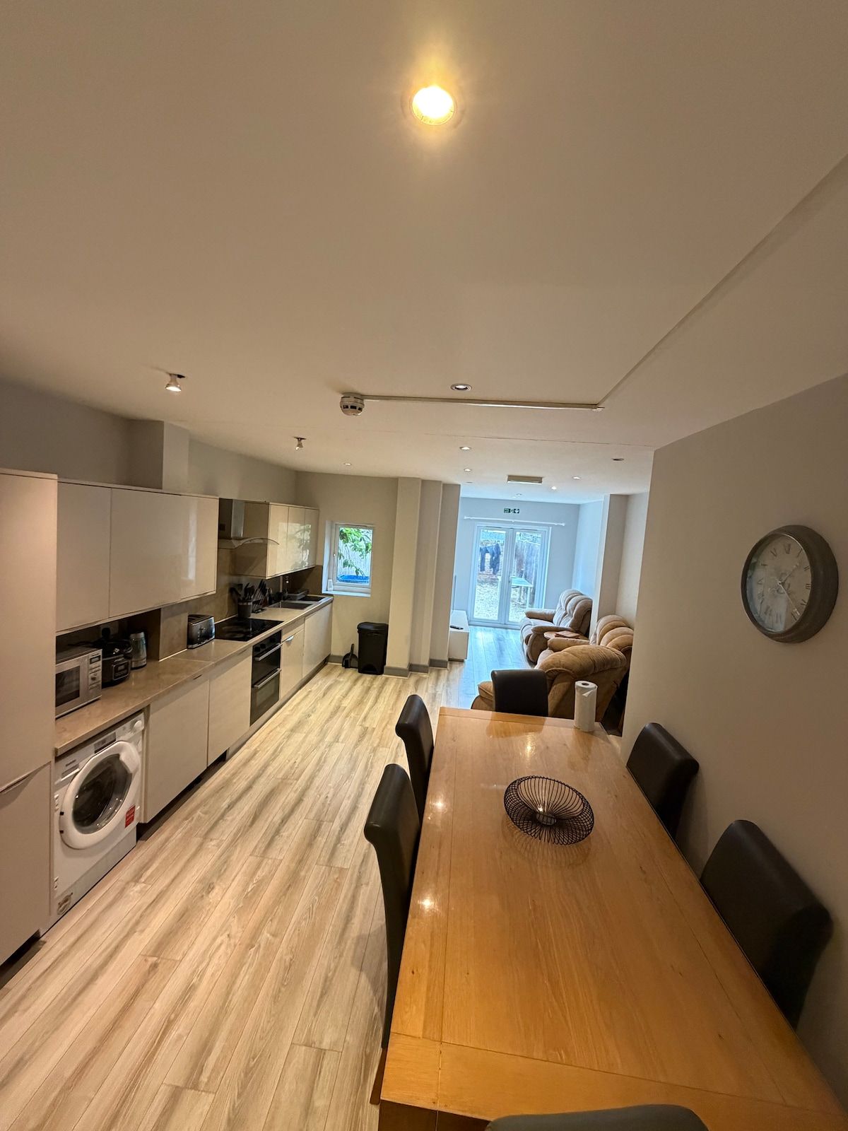 6 Bed House /Contractor, Families & Groups