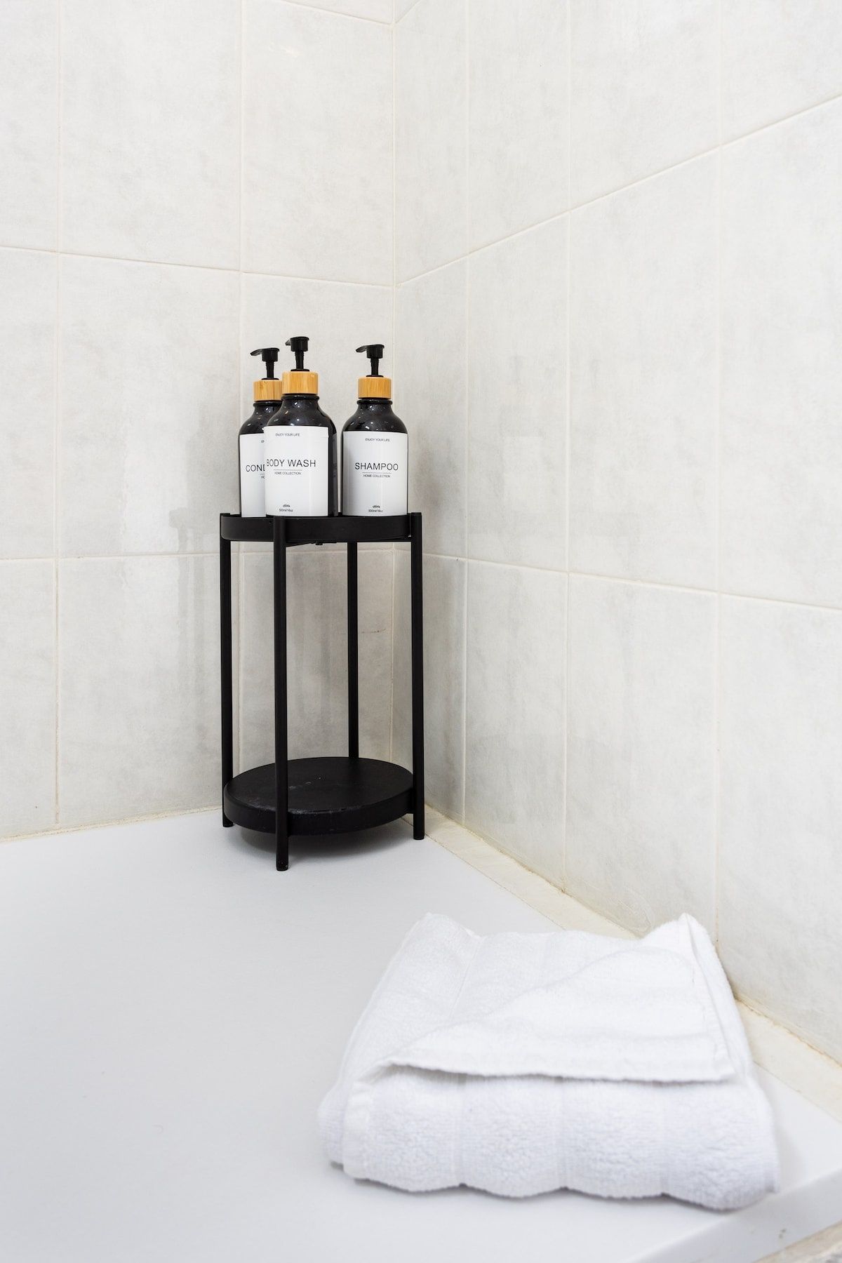 578153024