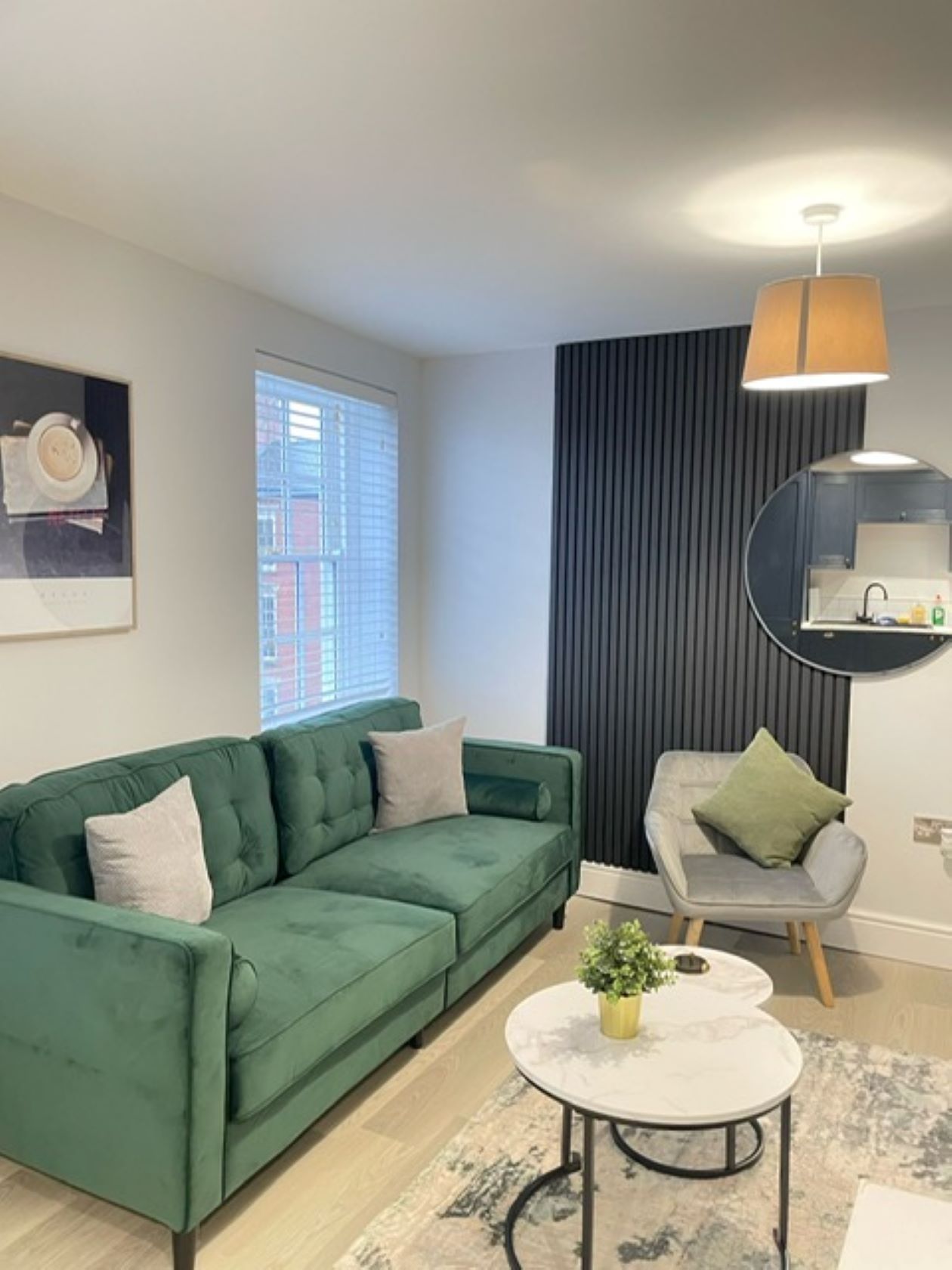 Deluxe Top-Floor 2BDR Apartment | Free Parking & WiFi