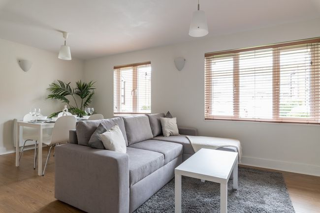 Bright 2BR Apartment • 2 Free Parking Spaces • Near LGW Airport