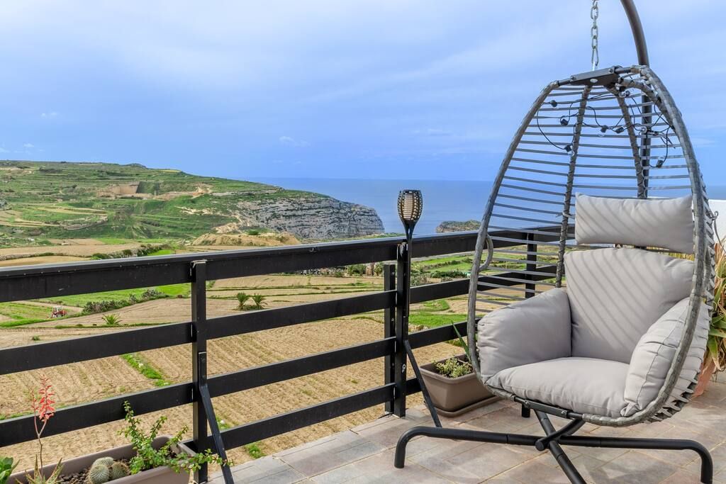 Hot Tub & Sea Views @ 3BR Apt w/Incredible Terrace
