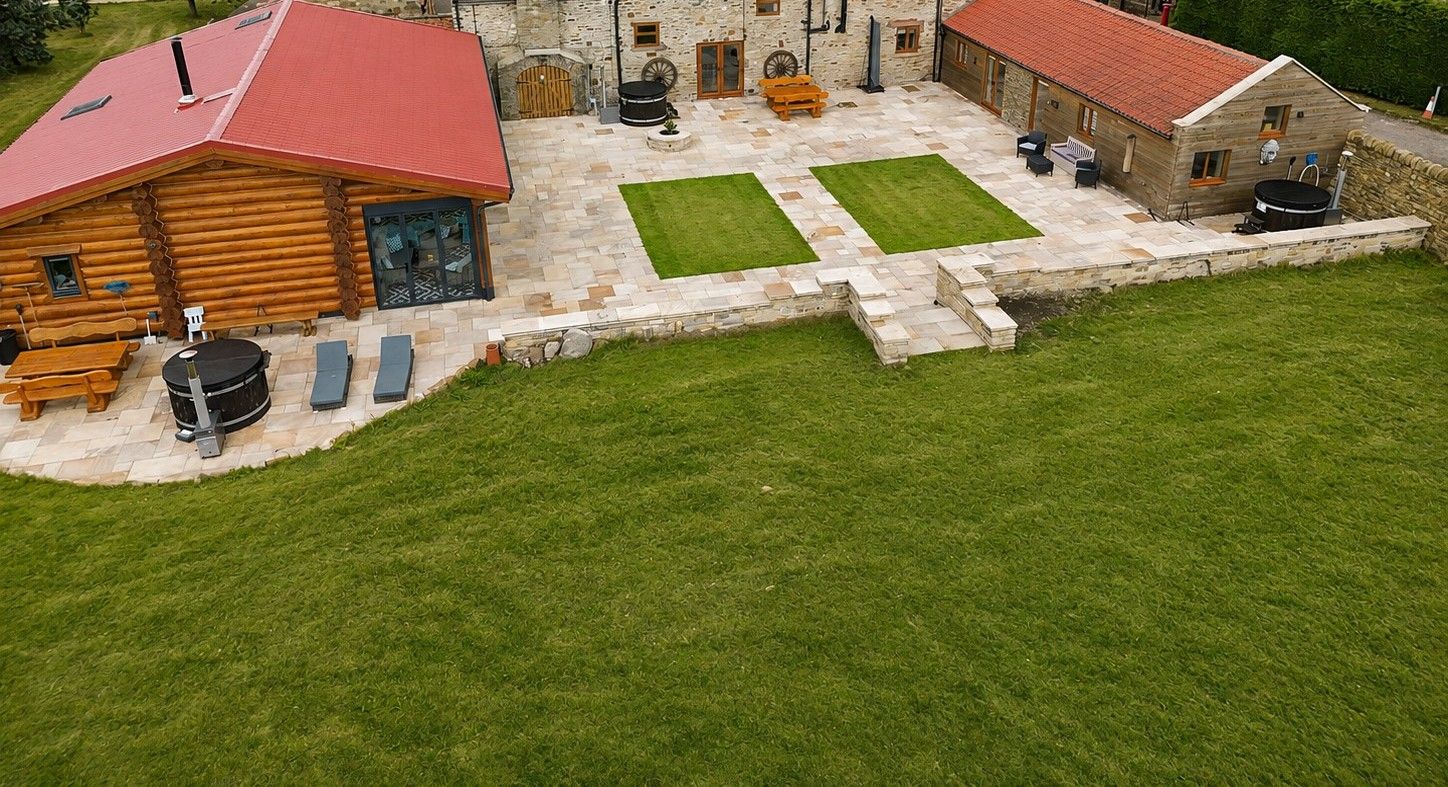 The Oak & The Log Cabin, Sleeps 10, 2 Hot Tubs near Durham & Bishop Auckland