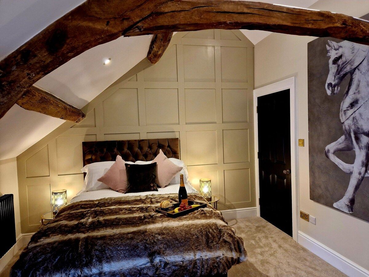 Hamilton-The Cruck luxury let