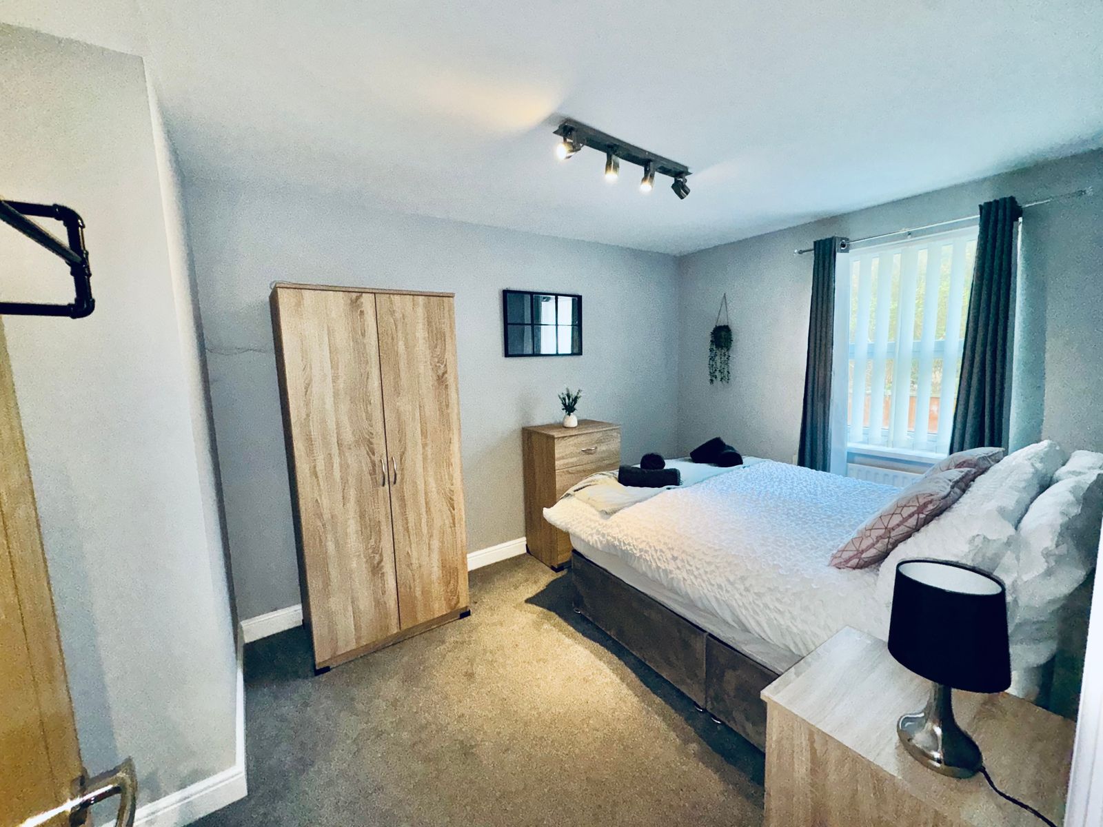 New Road Apartment | 2 Bedrooms | Sleeps 3 | Free Parking