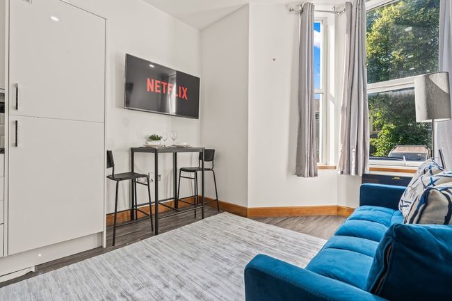 Luxe Flat 2 Min to City Centre Hot Tub + Cinema Room