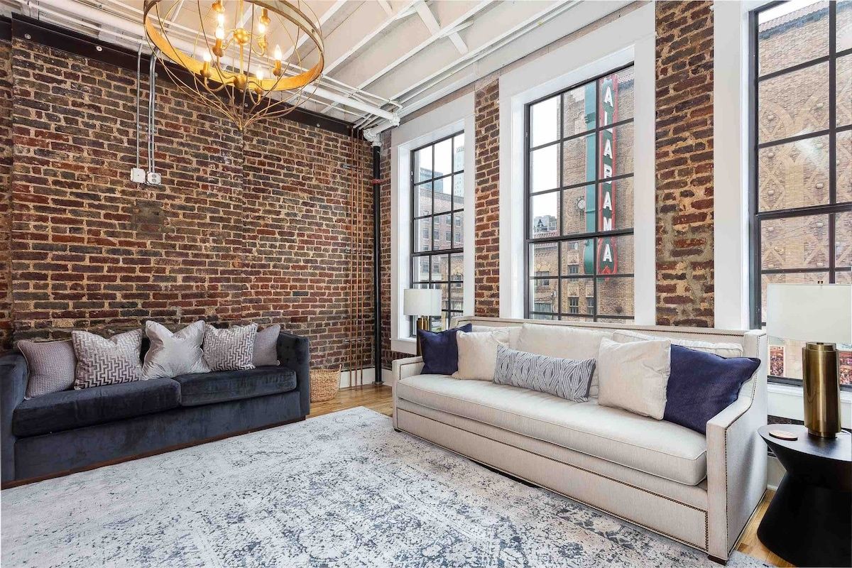 STUNNING 5★ LARGE Loft Downtown w/ Indoor Parking