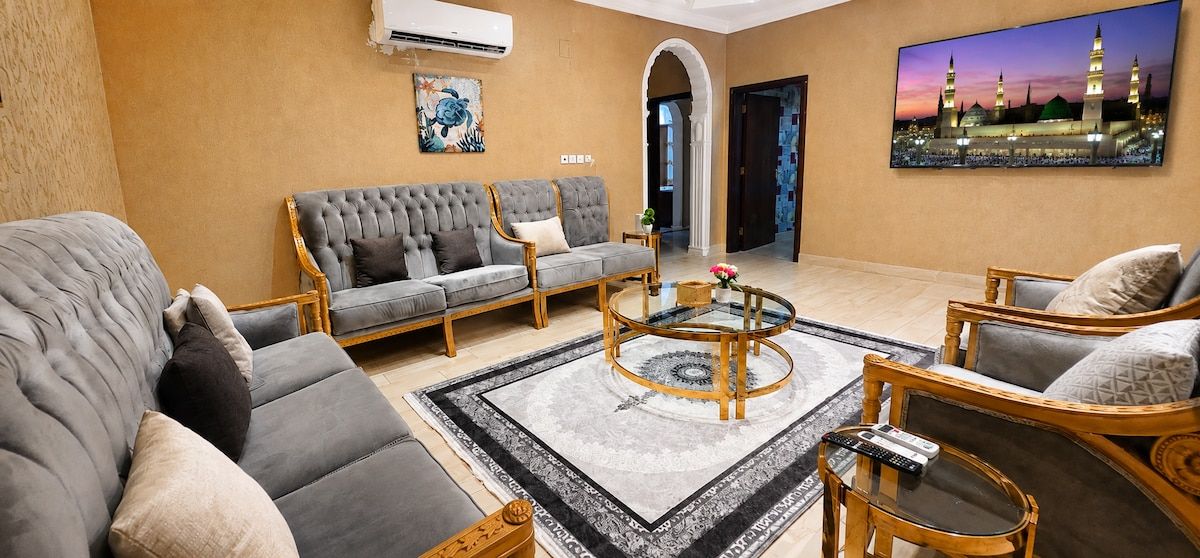 Family Villa, Sleeps 16, close to Masjid