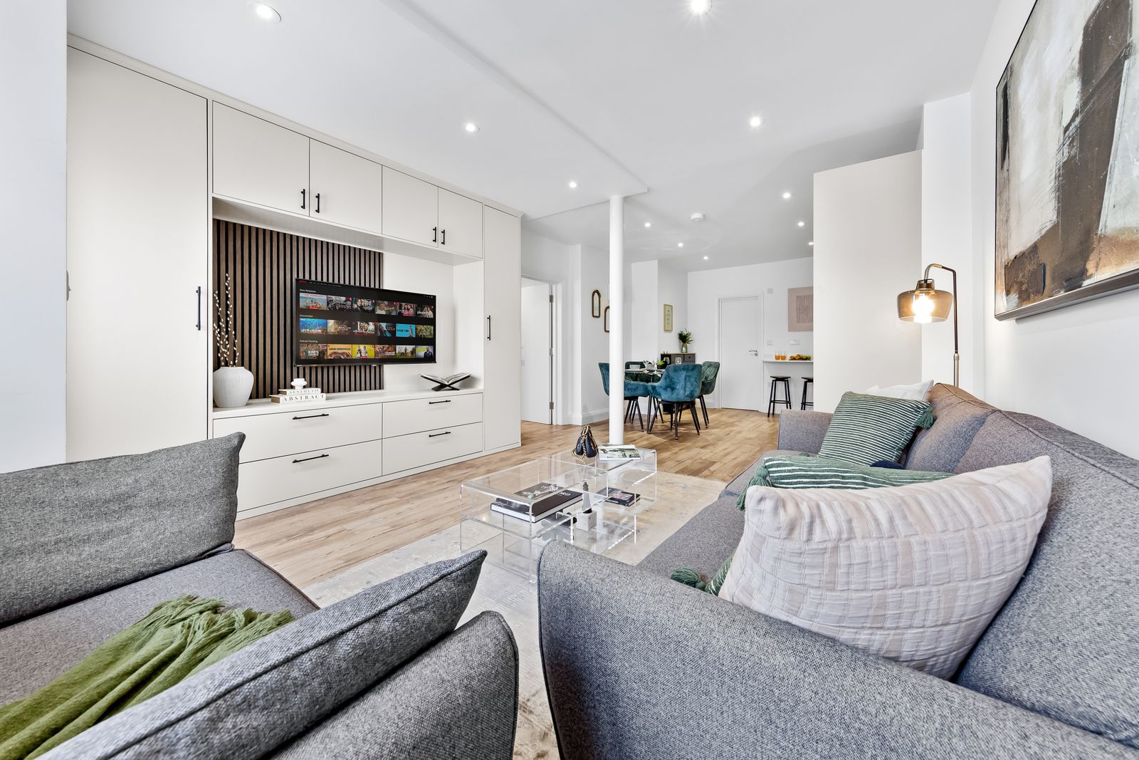 Contemporary 2BR – Free WIFI + Near Station