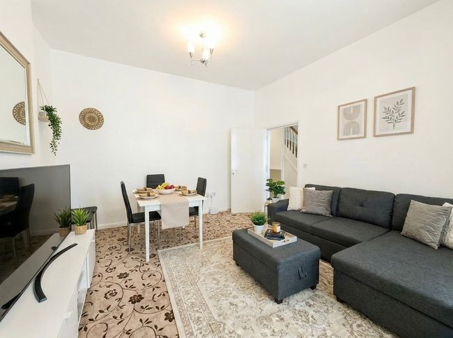 Spacious 3BR London Apartment Near Notting Hill.