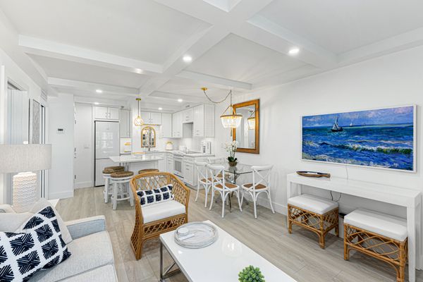 Beautiful 2-Bed Steps to Naples Beach & Town
