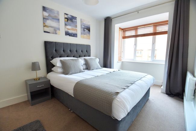 Stylish 2BR Flat • 2 Free Parking Spaces • Near LGW Airport