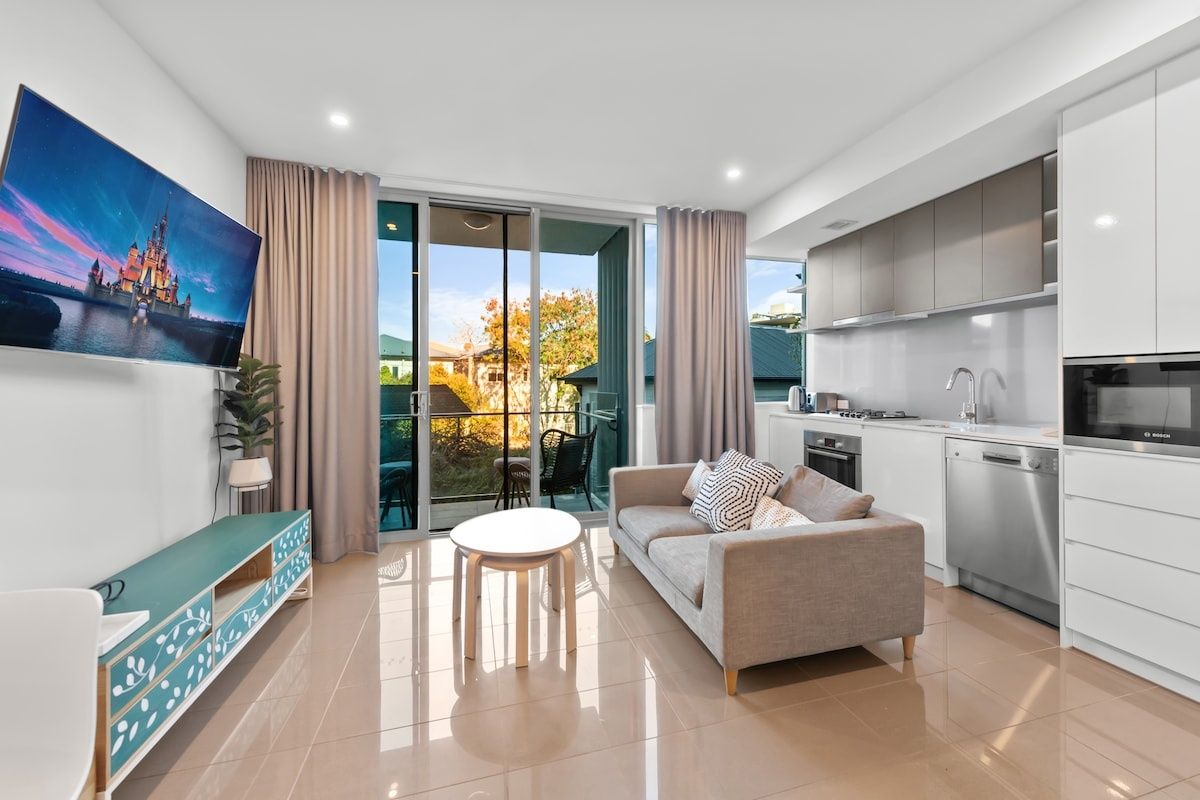 South Brisbane 1BR | Parking + Wi-Fi + Dining