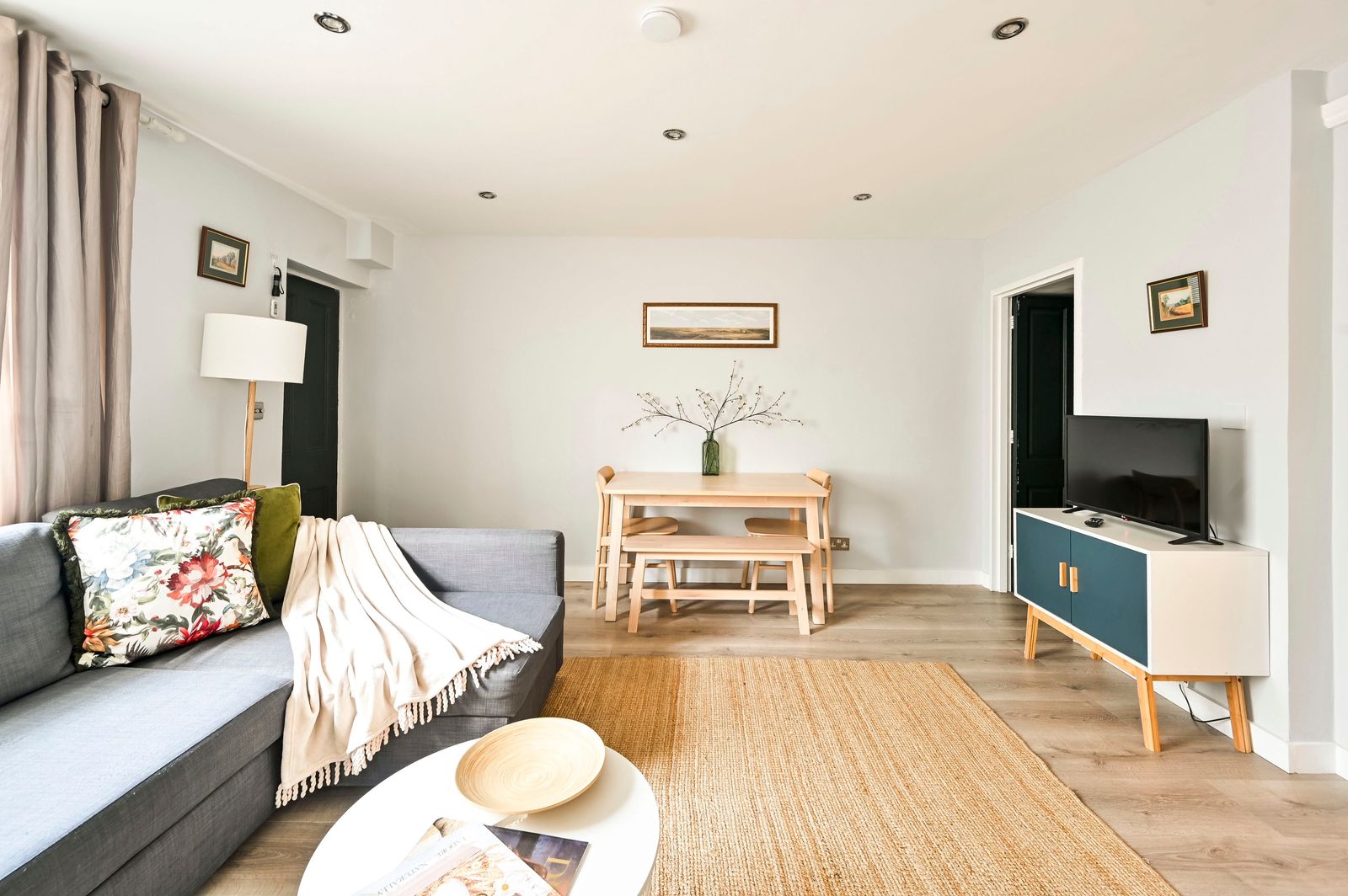 Spacious and bright just-renovated flat with patio