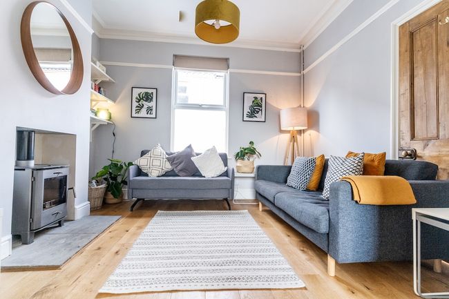 Spacious House w/Beautiful River Walk to Centre