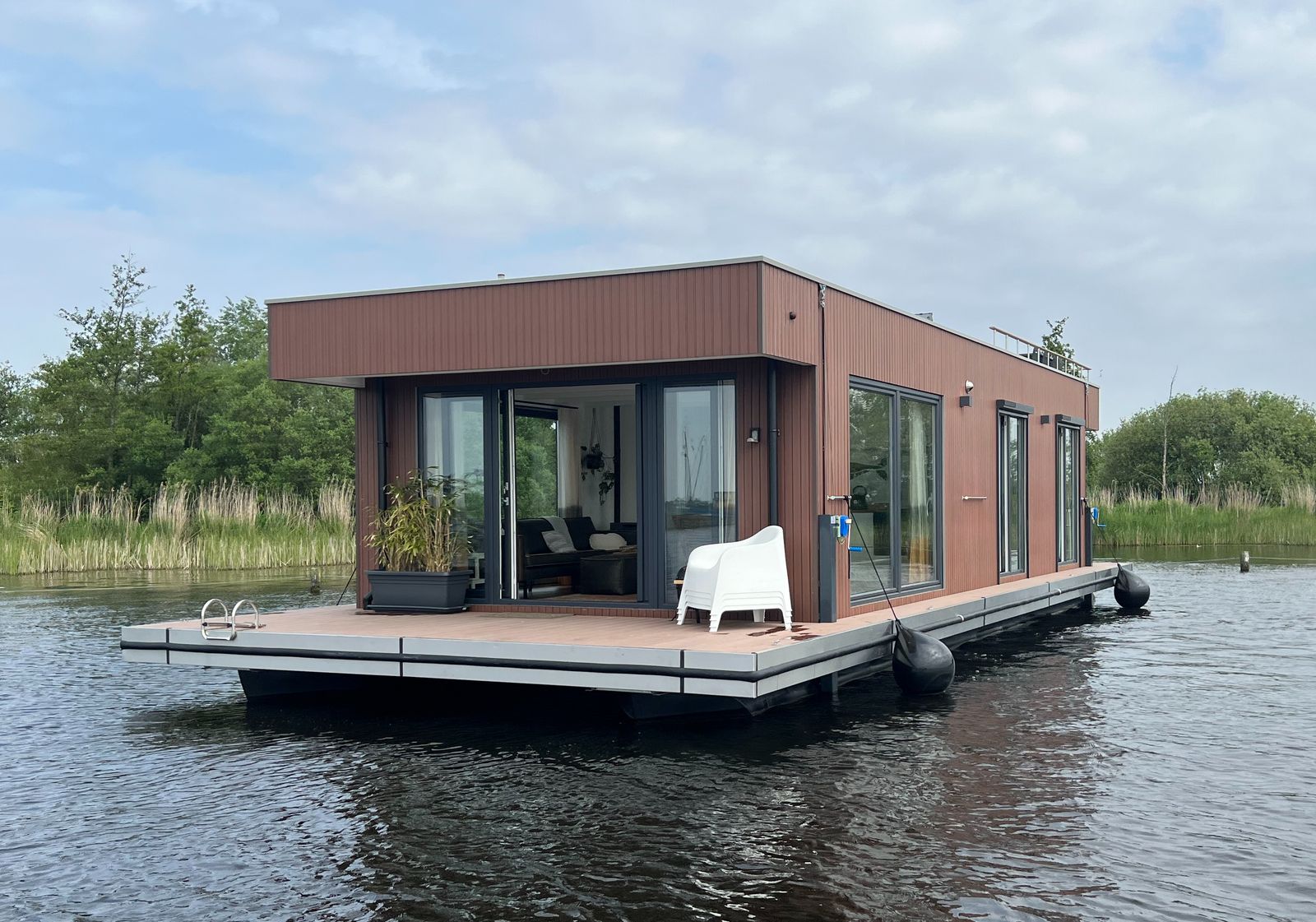 Houseboat 