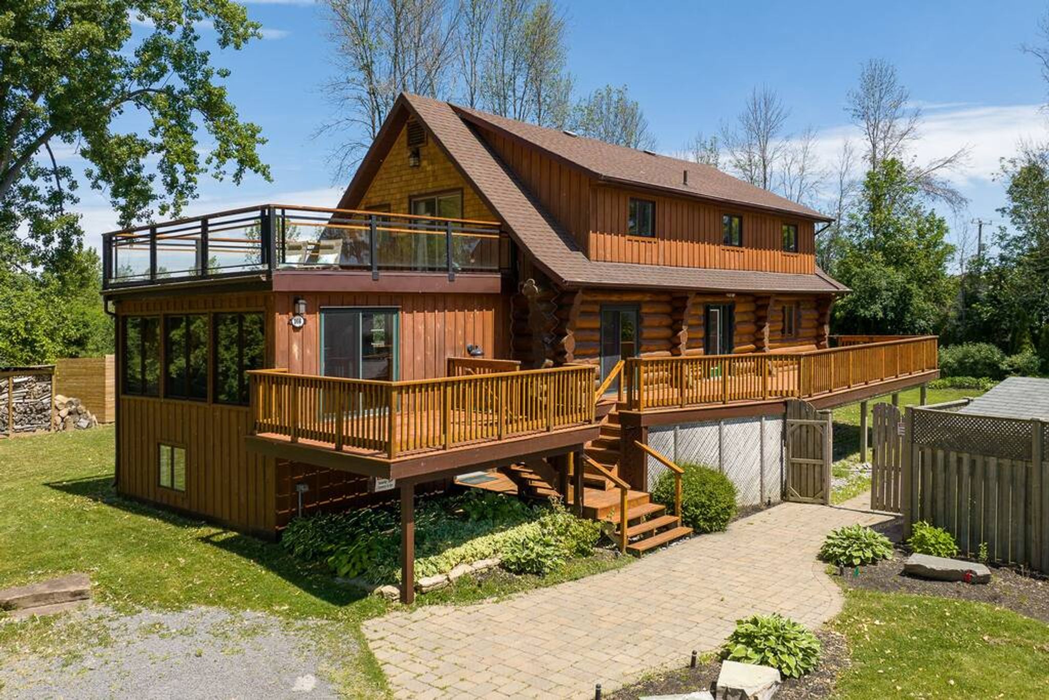 Log House by the Lake, Retreat with Spa Amenities