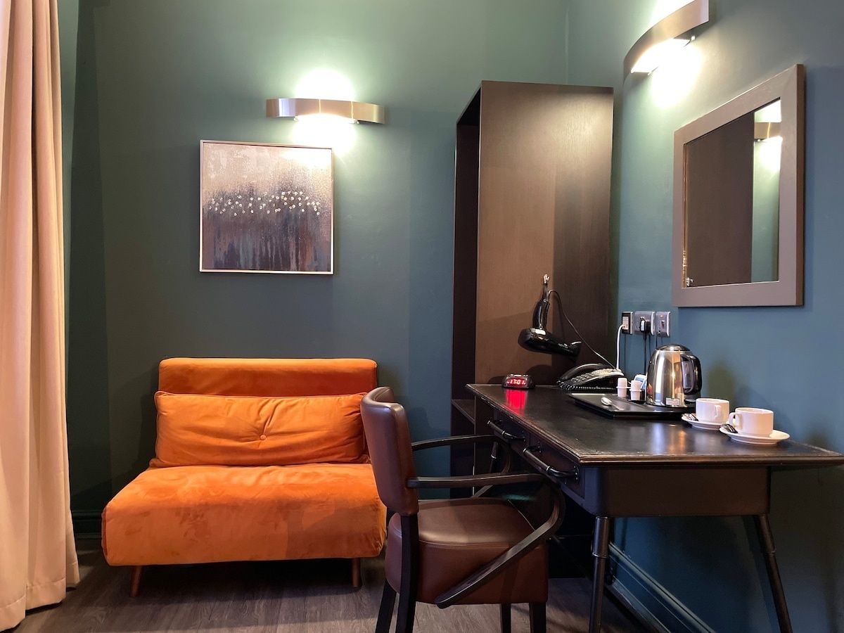 HNFC Stays - En-suite, Free Parking & Restaurant