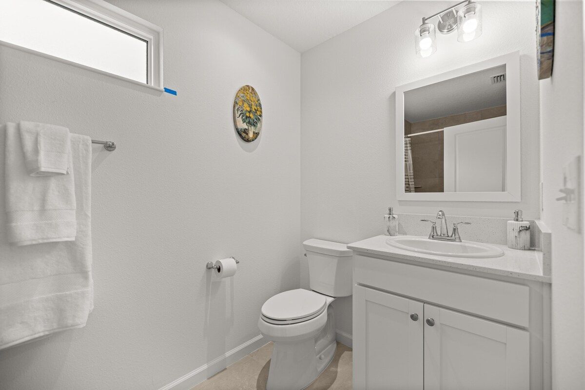 Cozy 2BR Near Eastport Sq. & Middleton | Patio — photo 16