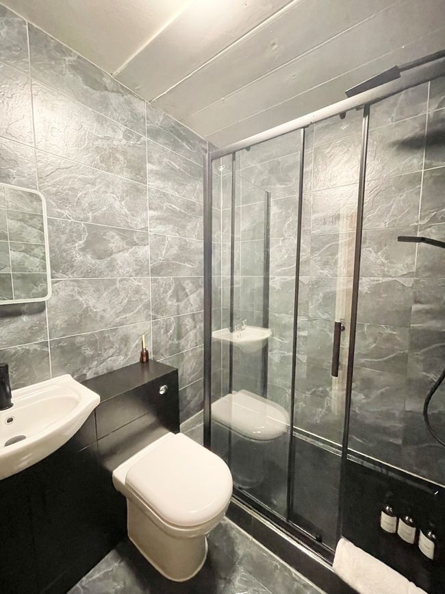 Spacious One-Bedroom Gem in Central Earls Court