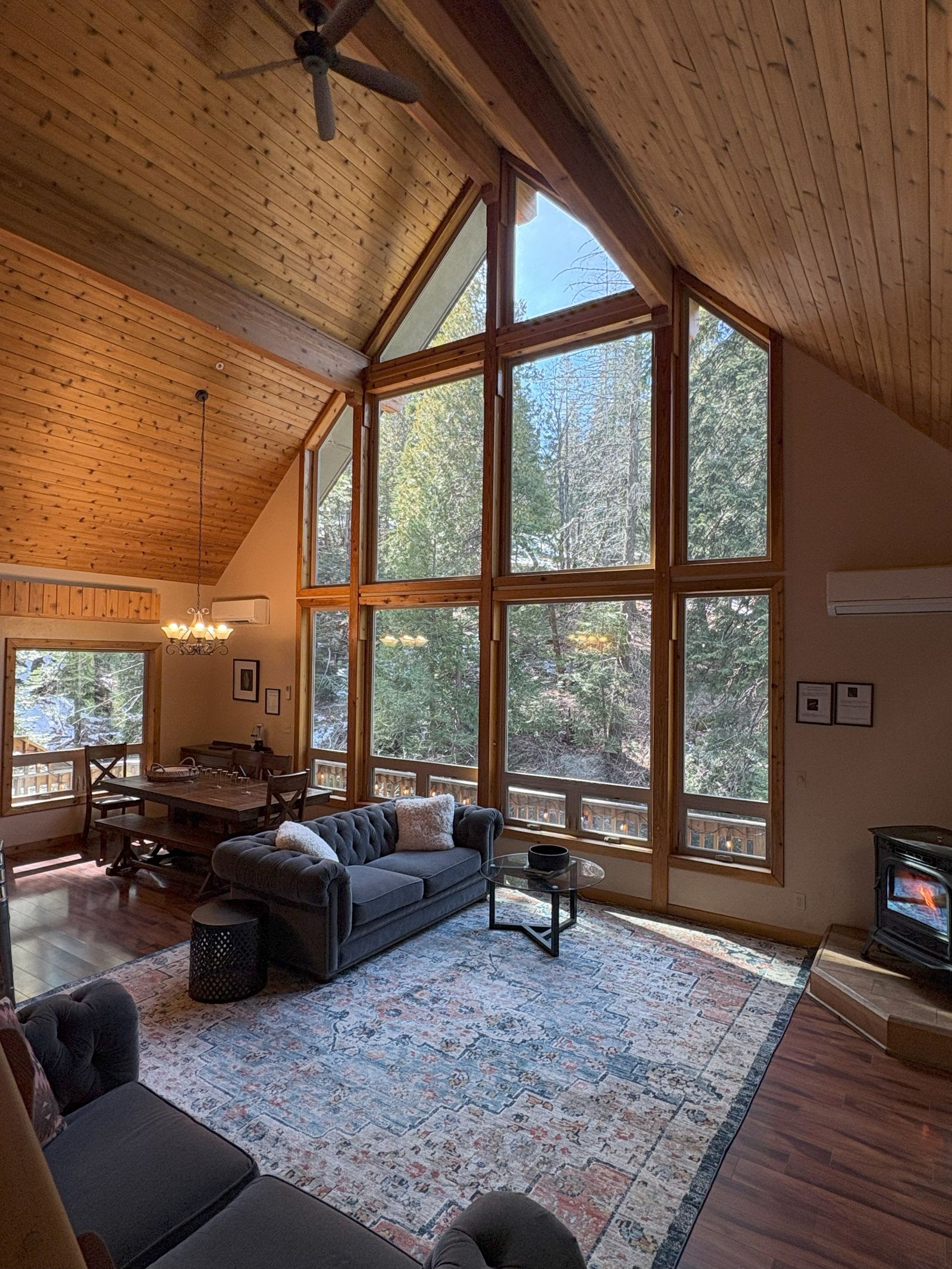 Lily of the Valley - Big Wall. Yosemite Day Use Reservations included. Welcome Breakfast, Central Location, Forest Views, AC, WiFi