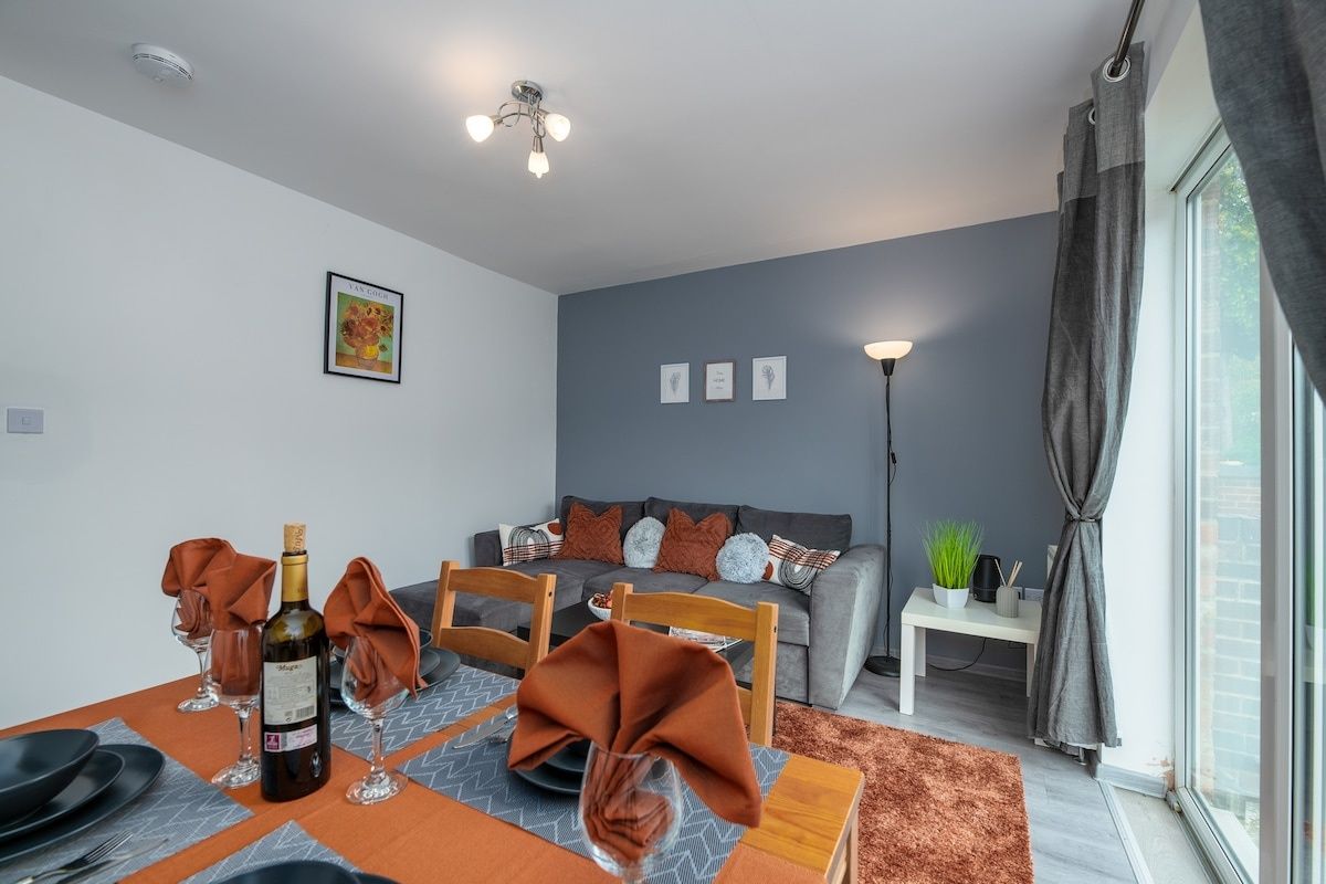 Spacious 4 Bed Home | Parking + Garden Sheffield