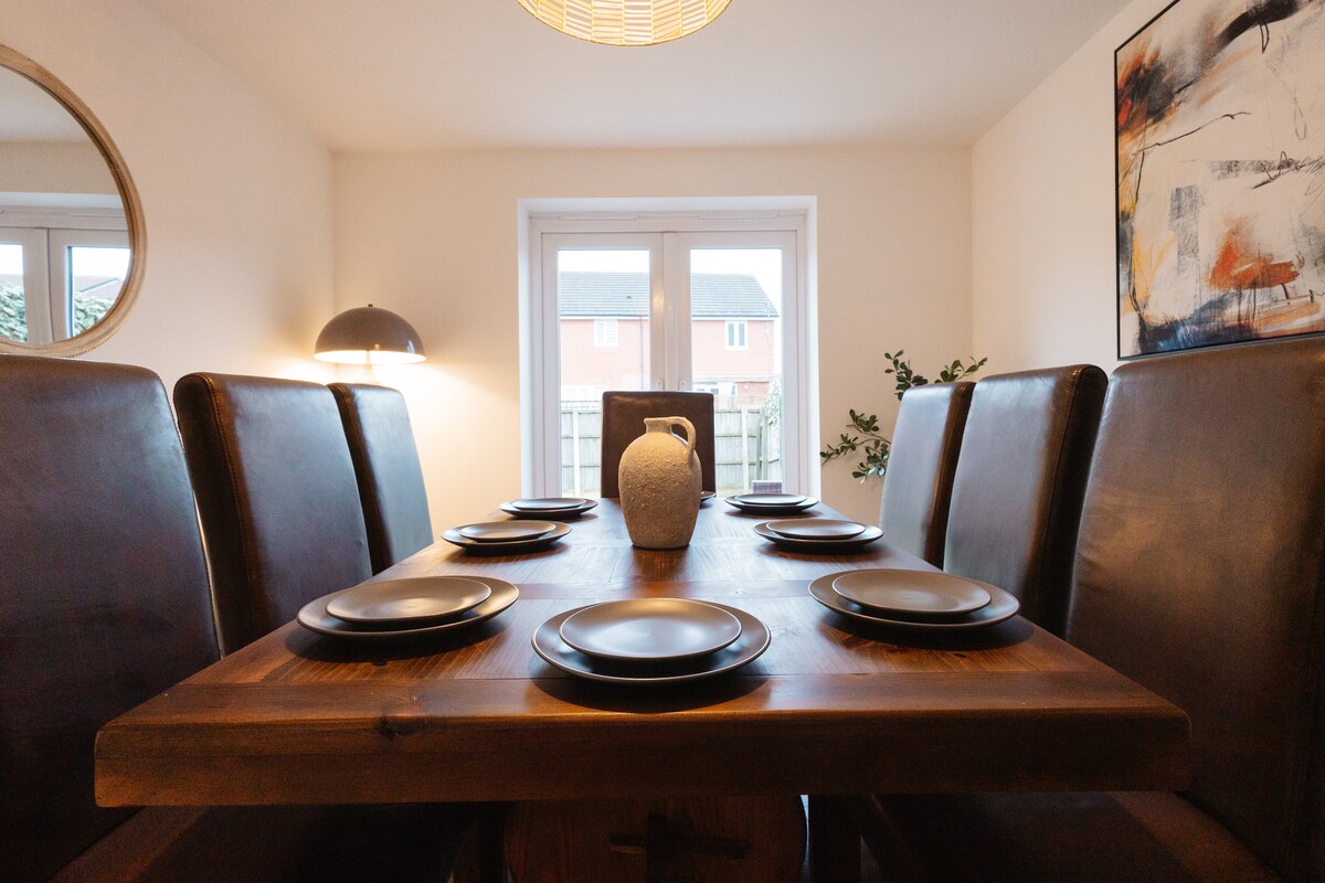 Large House - Dining Room 4