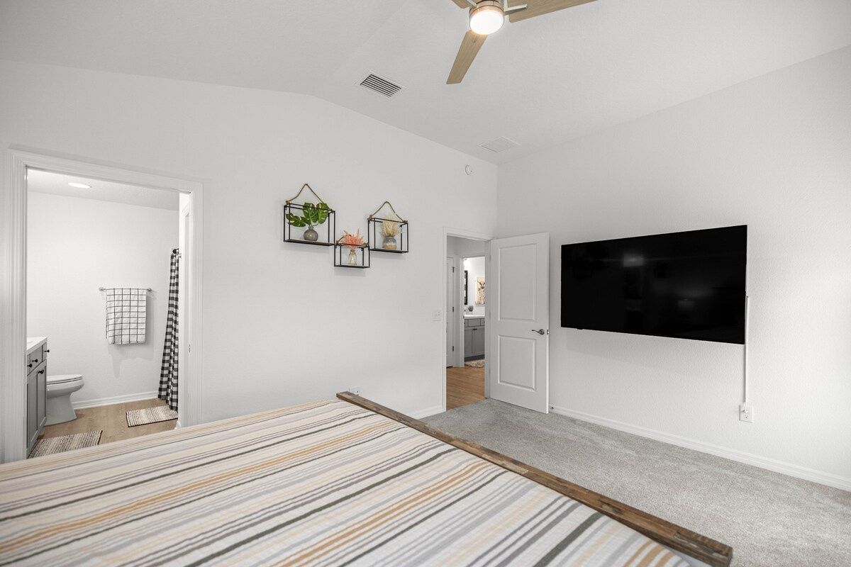 Cozy 2BR With Golfcart | 5 Mins to Eastport Sq. — photo 17