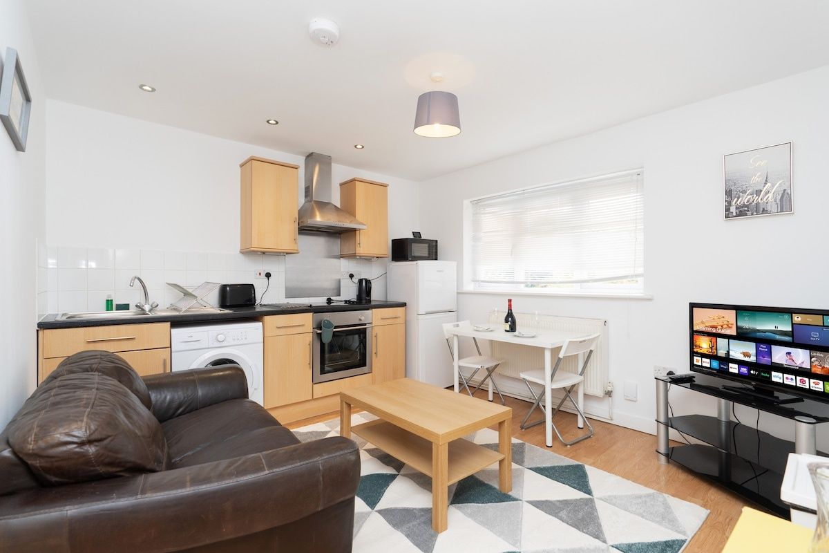 Chandlers Ford 2-bedroom with free parking