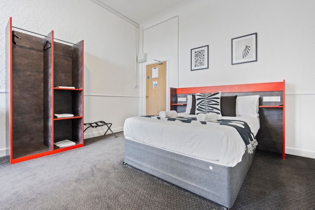 Warm, chic studio with Netflix and Parking