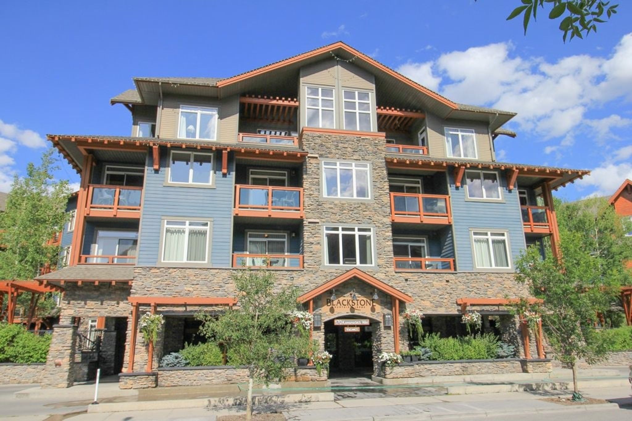 Luxury 2BR/2Bath, sleeps 8 with Pool & Hot Tub