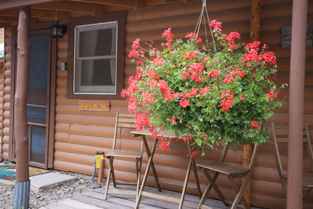The Forget-Me-Not Cabin with Mountain Views