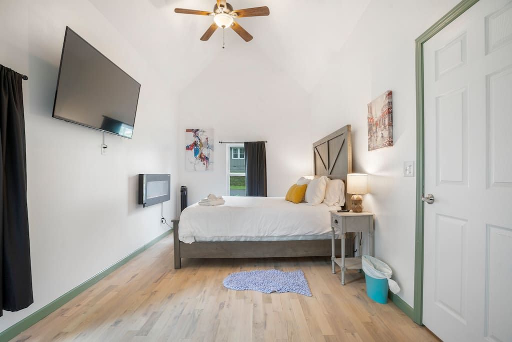 The Owen Park Century | 4BR • 5TVs • DT+ Gathering