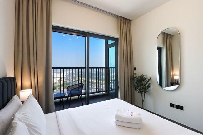 Stylish 1BR with Skyline Views | Sobha Crest,